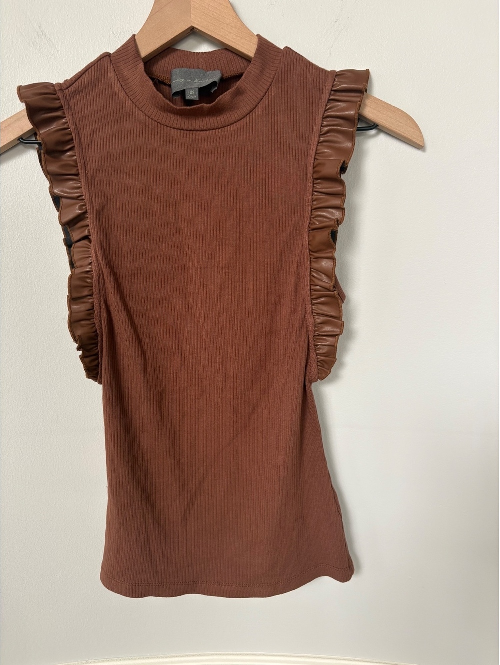 Anthropologies Sunday in Brooklyn Ribbed Ruffle Accent Top in Brown - XS
